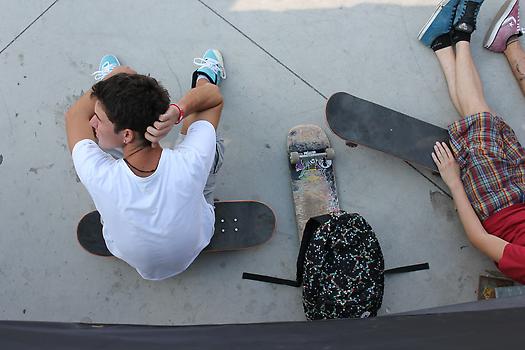 Bild på killkompisar med sina skateboards