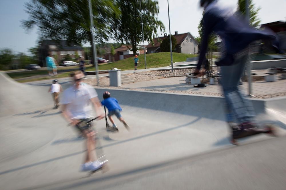 Ungdomar åker kick-bike i Skateparken i Bjuv.