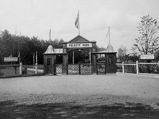 Folketspark i Billesholm taget med gammal kamera i svart och vitt